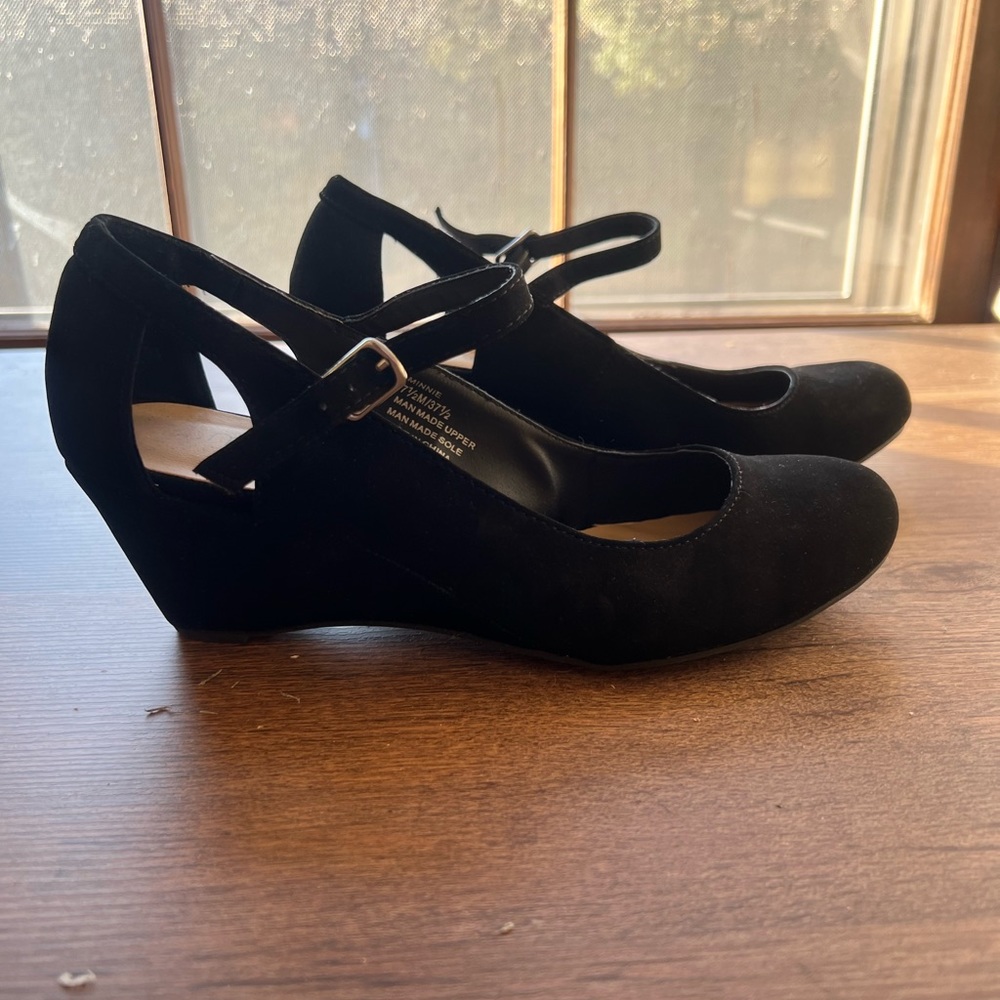 black closed toe wedges